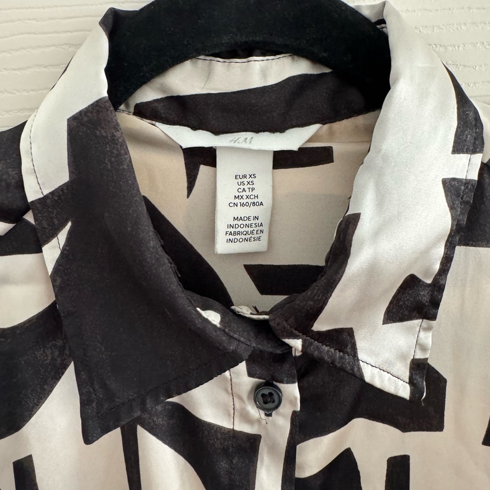 Geo Print Button-Down Top - Picture 3 of 4